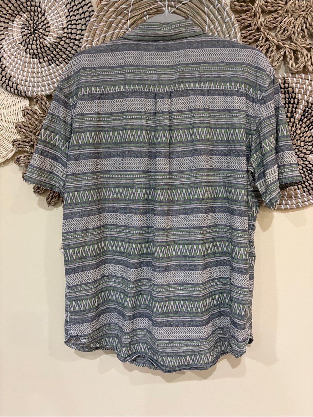 Beautiful Giant Aztec Button-Down Shirt XL. Snap front - Picture 4 of 7